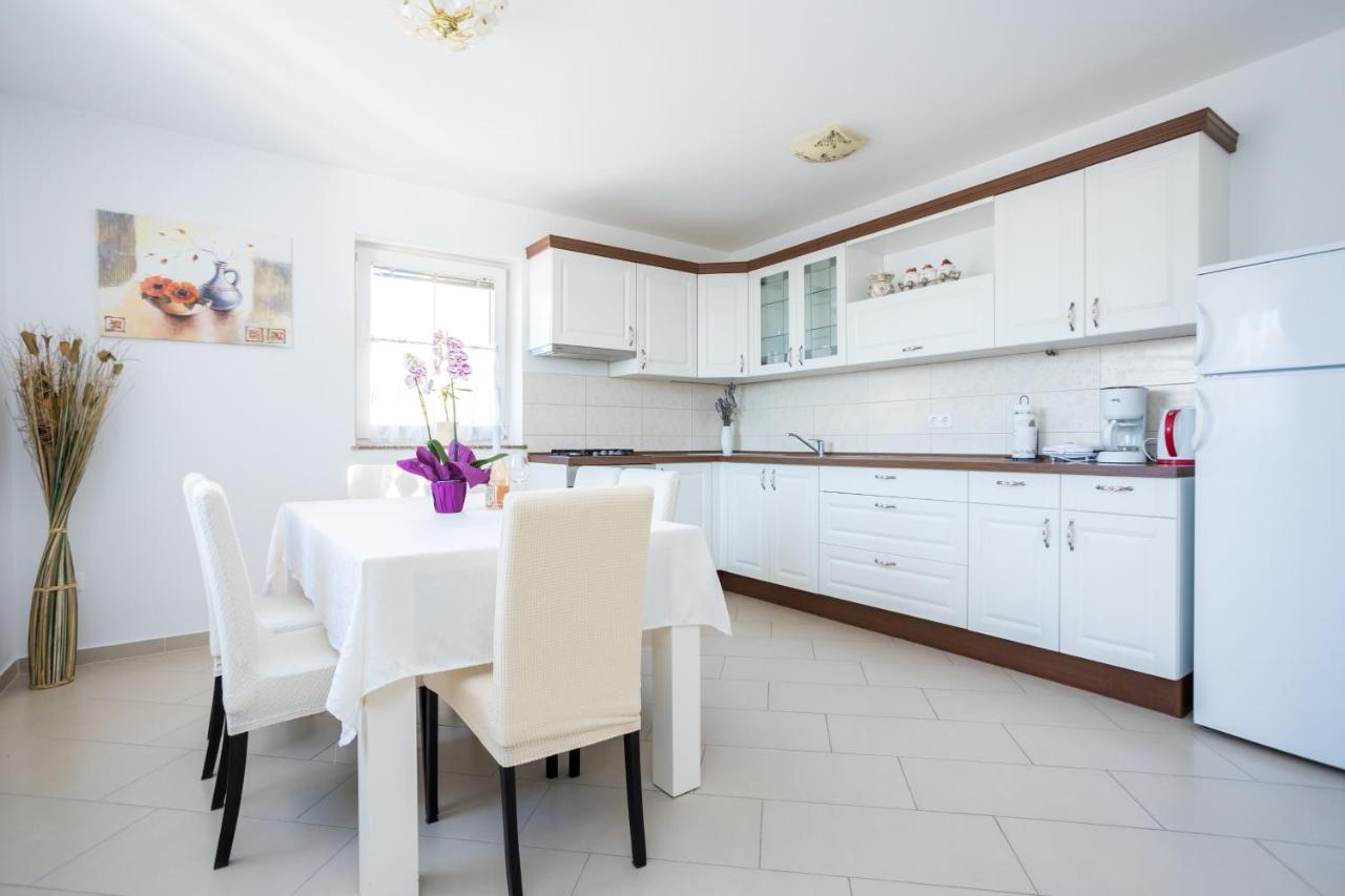 Apartmani Sandra Malinska Sveti Vid-Miholjice エクステリア 写真