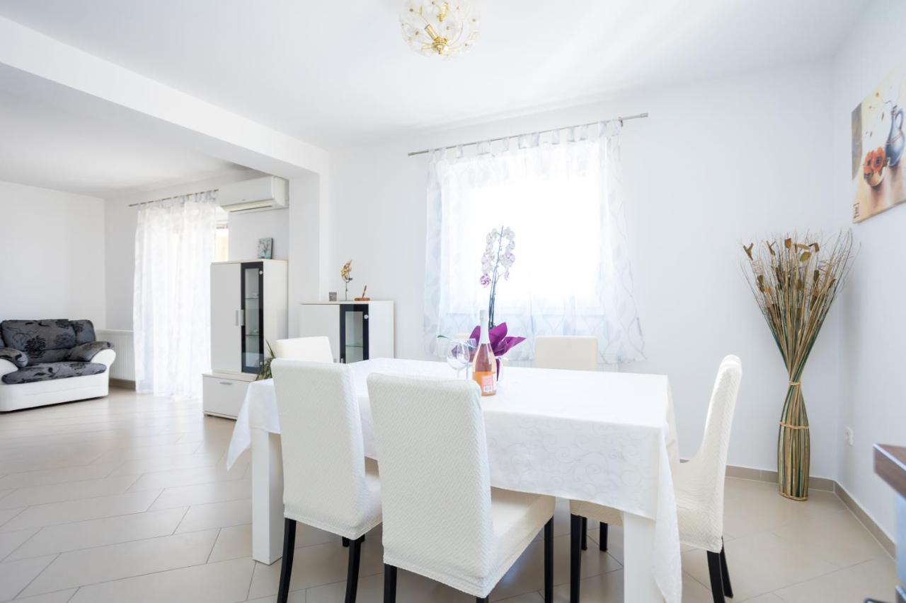 Apartmani Sandra Malinska Sveti Vid-Miholjice エクステリア 写真